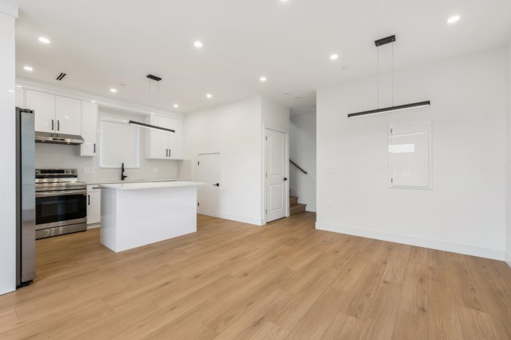 Photo 5 at 4705 Killarney Street, Collingwood VE, Vancouver East