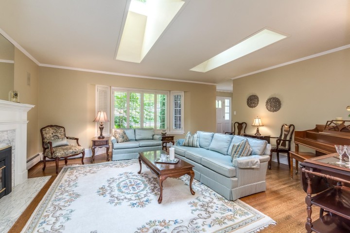 Photo 2 at 554 Newcroft Place, Cedardale, West Vancouver