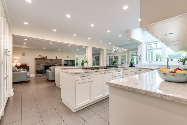 Photo 6 at 554 Newcroft Place, Cedardale, West Vancouver