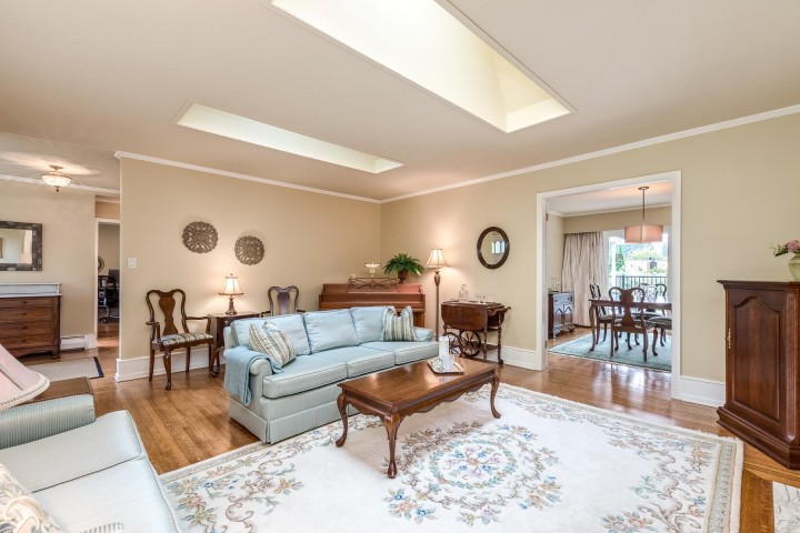 Photo 3 at 554 Newcroft Place, Cedardale, West Vancouver