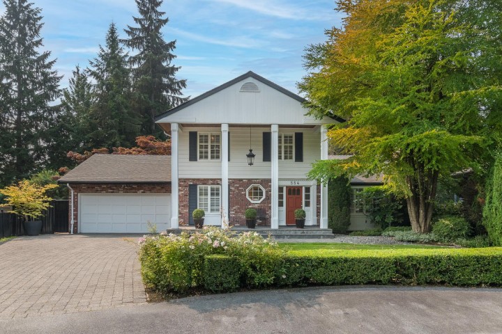 Photo 1 at 554 Newcroft Place, Cedardale, West Vancouver
