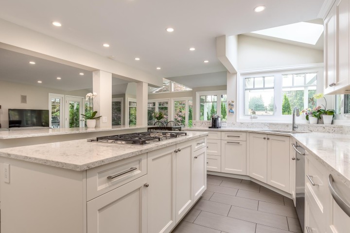 Photo 5 at 554 Newcroft Place, Cedardale, West Vancouver