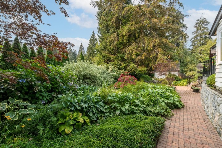 Photo 37 at 554 Newcroft Place, Cedardale, West Vancouver