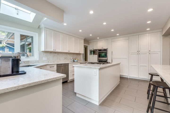 Photo 8 at 554 Newcroft Place, Cedardale, West Vancouver