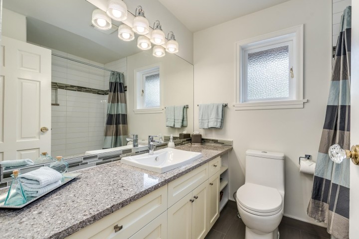 Photo 21 at 554 Newcroft Place, Cedardale, West Vancouver