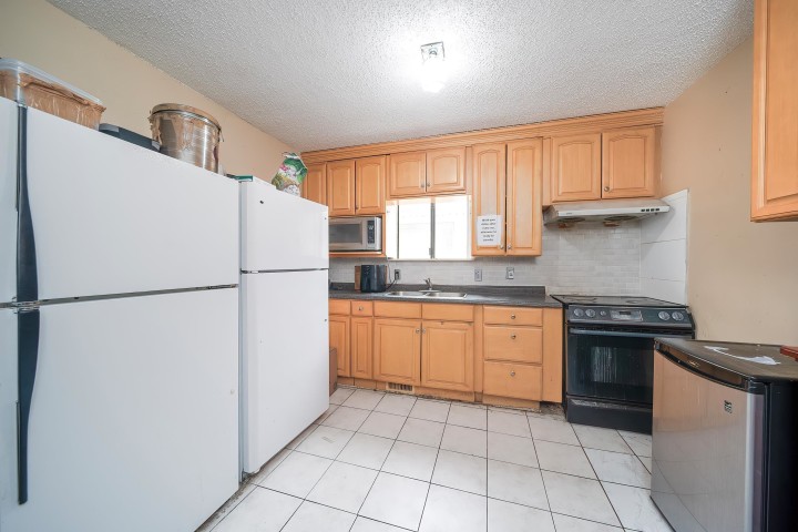 Photo 2 at 4940 Killarney Street, Collingwood VE, Vancouver East