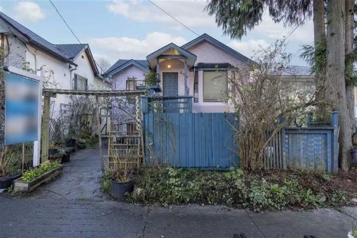 Photo 1 at 4940 Killarney Street, Collingwood VE, Vancouver East