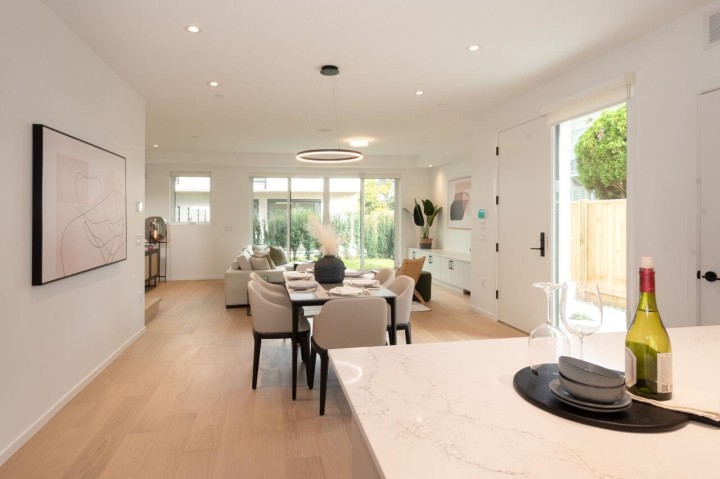 Photo 2 at 122 E 17th Avenue, Main, Vancouver East