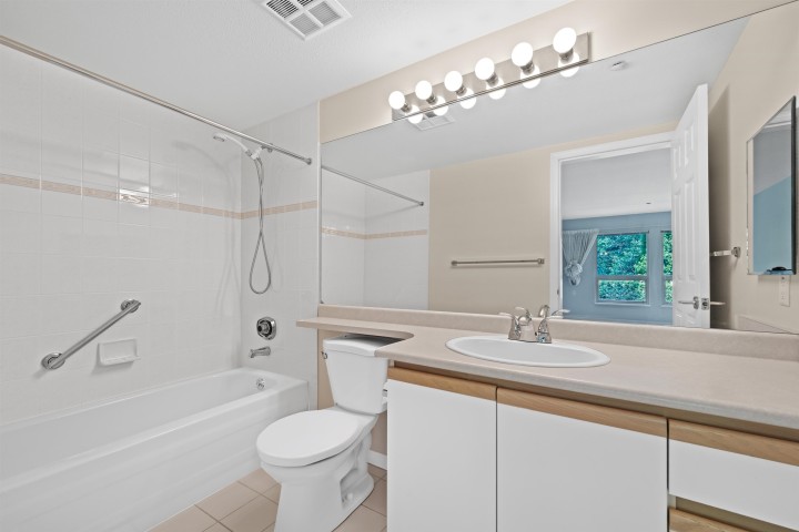 Photo 11 at 205 - 843 22nd Street, Dundarave, West Vancouver