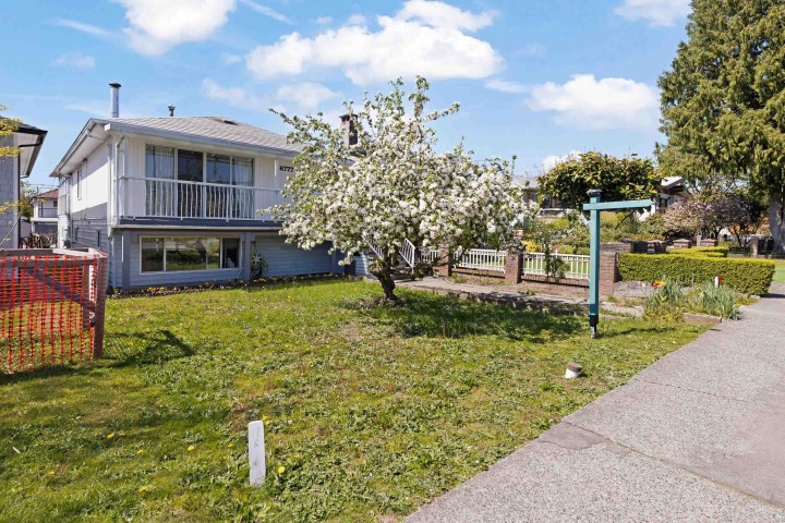 Photo 2 at 6777 Kerr Street, Killarney VE, Vancouver East