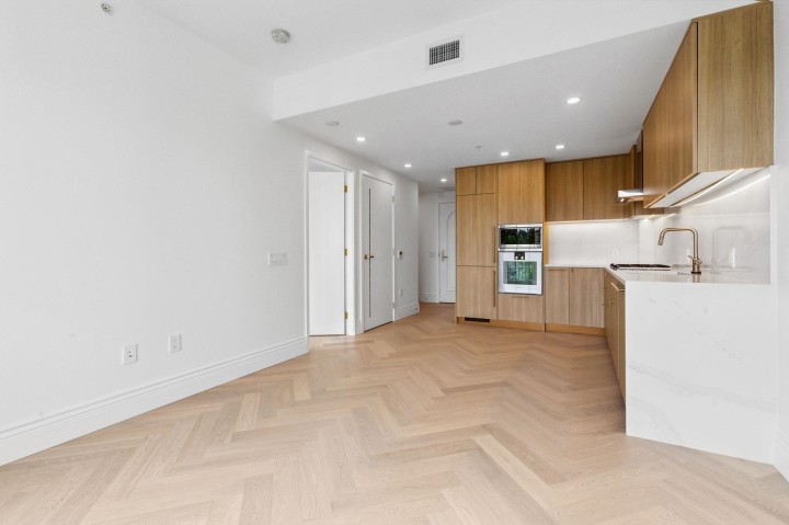 Photo 7 at 302 - 2096 W 47th Avenue, Kerrisdale, Vancouver West