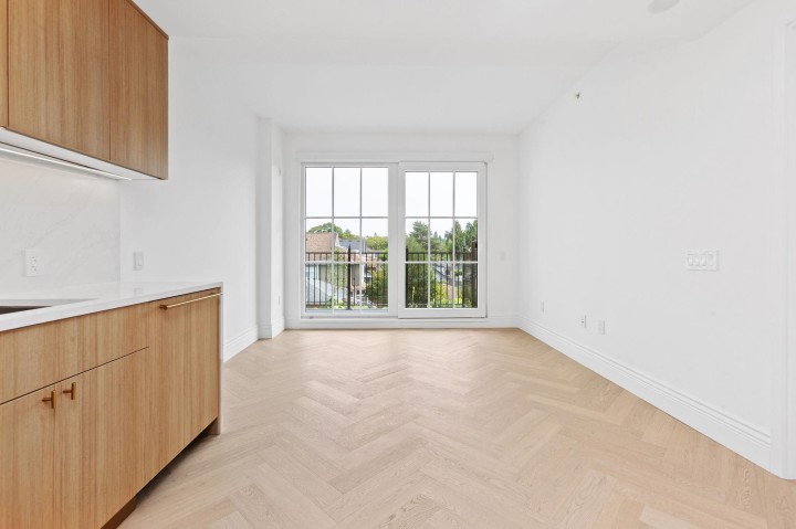 Photo 5 at 302 - 2096 W 47th Avenue, Kerrisdale, Vancouver West