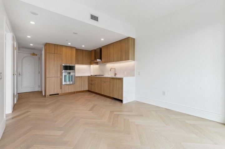 Photo 9 at 302 - 2096 W 47th Avenue, Kerrisdale, Vancouver West