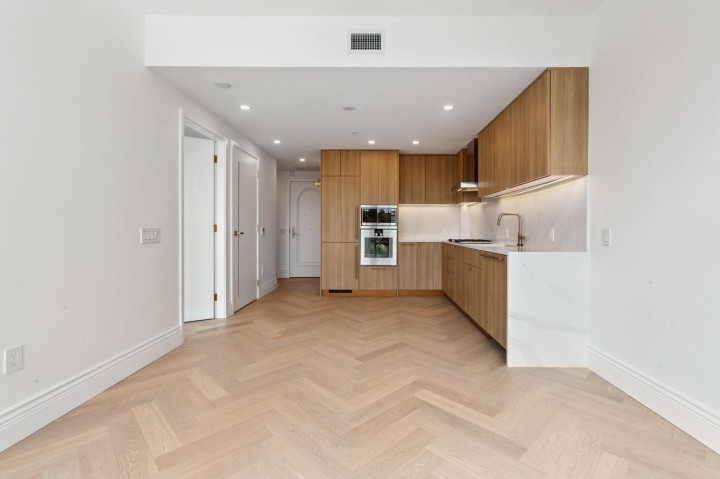 Photo 8 at 302 - 2096 W 47th Avenue, Kerrisdale, Vancouver West