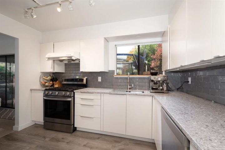 Photo 7 at 2366 Marine Drive, Dundarave, West Vancouver