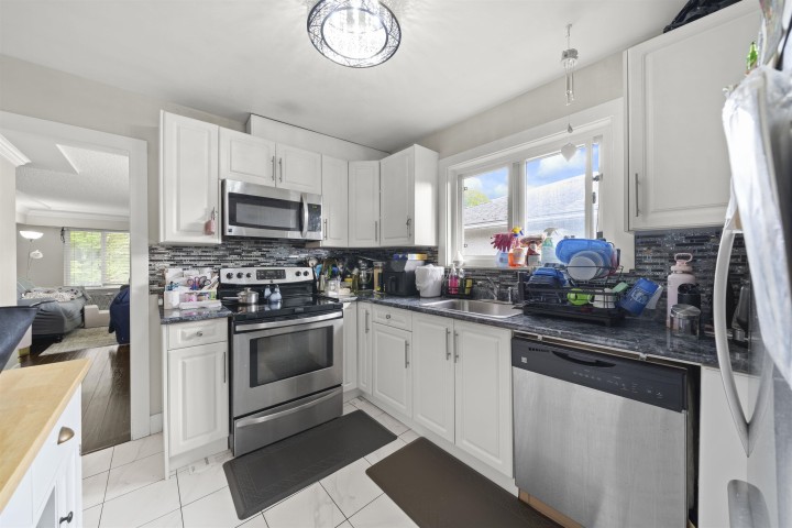 Photo 10 at 4835 Chatham Street, Collingwood VE, Vancouver East