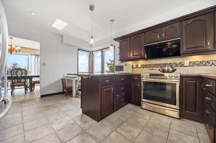 Photo 9 at 96 Bonnymuir Drive, Glenmore, West Vancouver