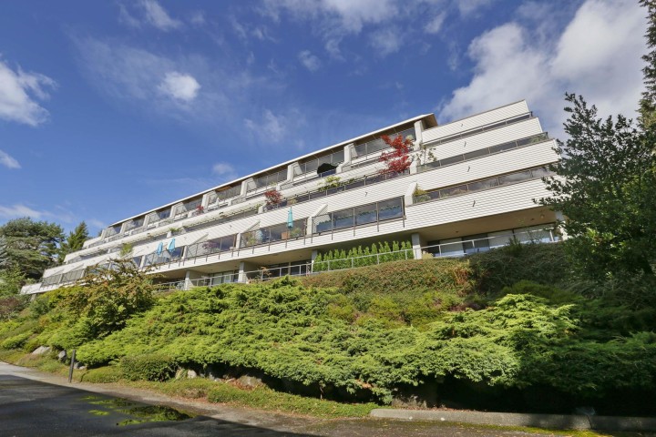 Photo 20 at 33 - 2250 Folkestone Way, Panorama Village, West Vancouver