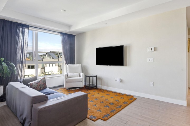 Photo 2 at 303 - 707 E 3 Street, Queensbury, North Vancouver