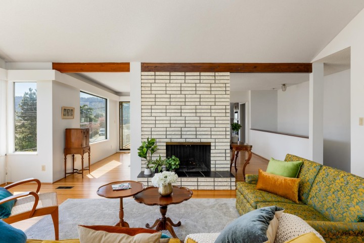 Photo 2 at 587 Beachview Drive, Dollarton, North Vancouver