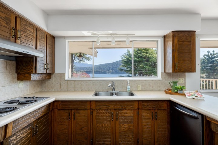 Photo 11 at 587 Beachview Drive, Dollarton, North Vancouver