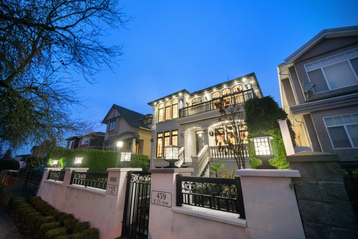 Photo 3 at 459 E 55th Avenue, South Vancouver, Vancouver East