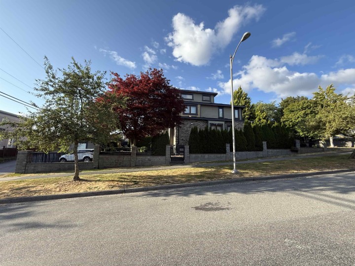 Photo 3 at 7689 Jasper Crescent, Fraserview VE, Vancouver East