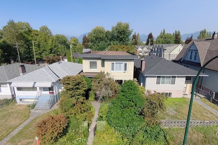 Photo 1 at 1621 Adanac Street, Hastings, Vancouver East