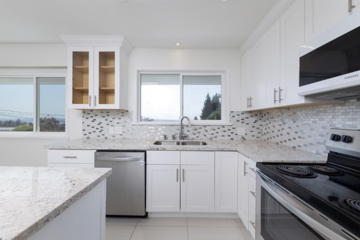 Photo 1 at 1895 Rosebery Avenue, Queens, West Vancouver