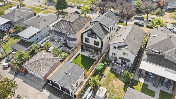 Photo 3 at 2 - 3563 E 25th Avenue, Renfrew Heights, Vancouver East