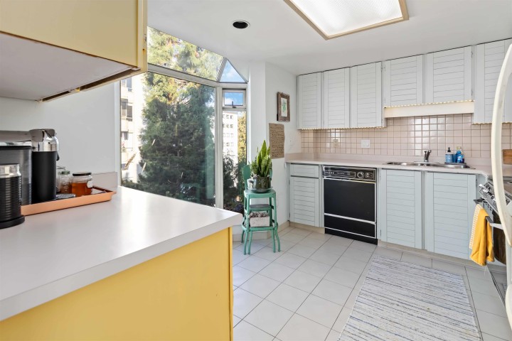 Photo 7 at 802 - 1455 Duchess Avenue, Ambleside, West Vancouver