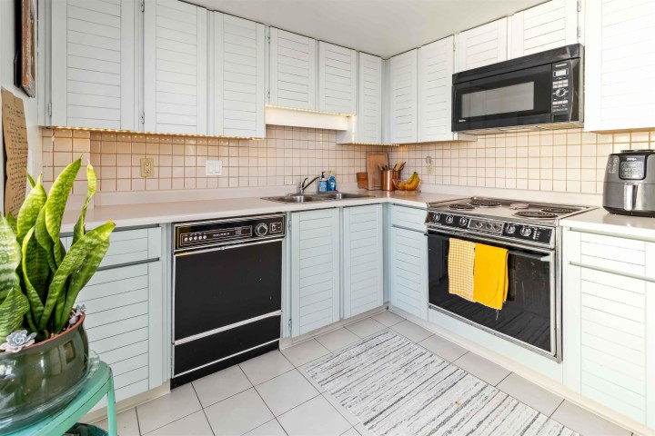 Photo 8 at 802 - 1455 Duchess Avenue, Ambleside, West Vancouver