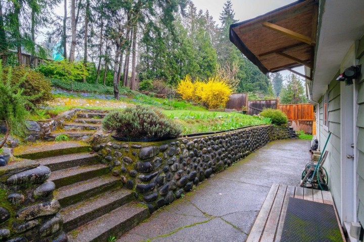 Photo 34 at 1805 Rosebery Avenue, Queens, West Vancouver