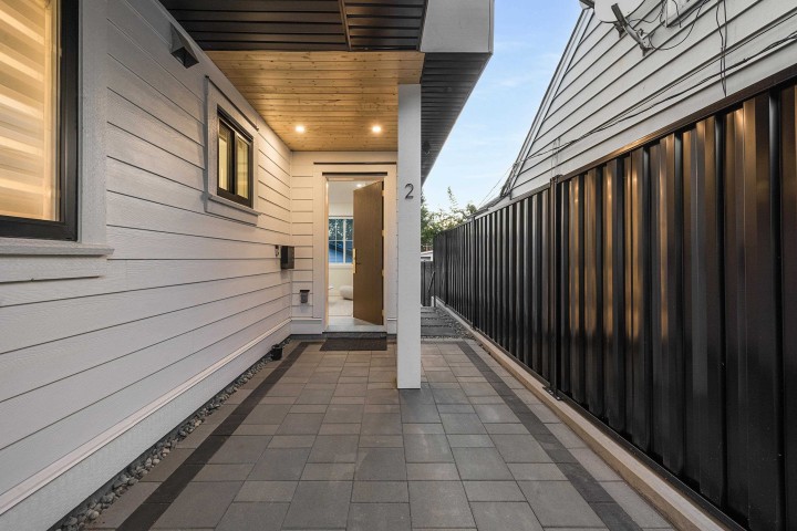 Photo 3 at 2 - 4855 Dumfries Street, Knight, Vancouver East