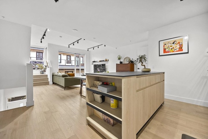 Photo 6 at 3956 Dumfries Street, Knight, Vancouver East