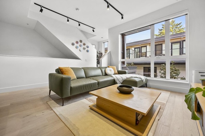 Photo 7 at 3956 Dumfries Street, Knight, Vancouver East