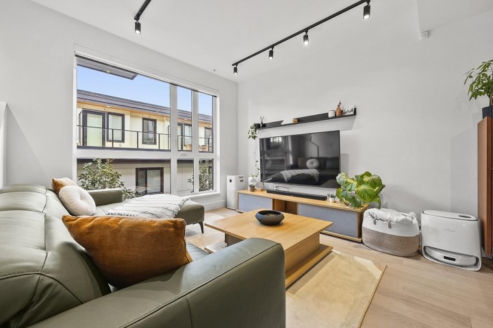 Photo 5 at 3956 Dumfries Street, Knight, Vancouver East