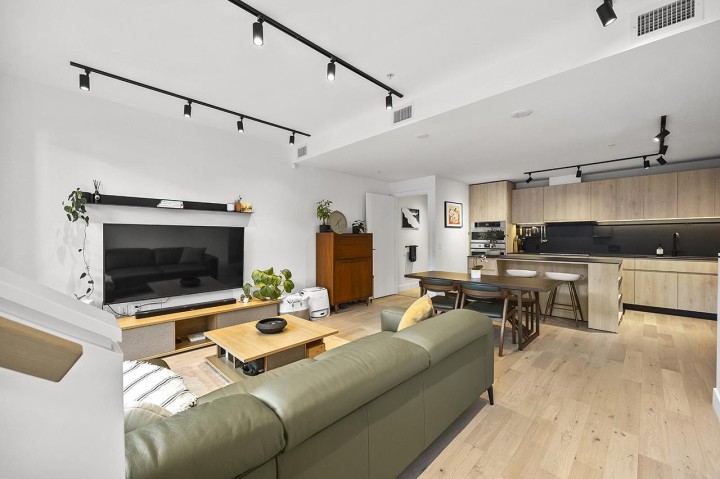 Photo 8 at 3956 Dumfries Street, Knight, Vancouver East