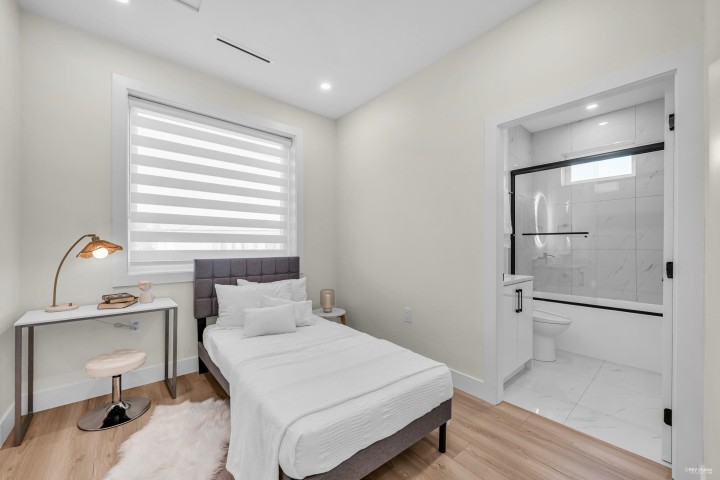 Photo 10 at 2 - 2703 East 3rd Avenue, Renfrew VE, Vancouver East