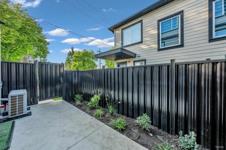 Photo 12 at 1 - 2705 East 3rd Avenue, Renfrew VE, Vancouver East