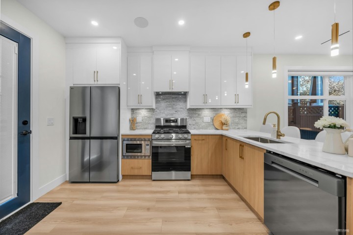 Photo 6 at 2 - 2705 East 3rd Avenue, Renfrew VE, Vancouver East