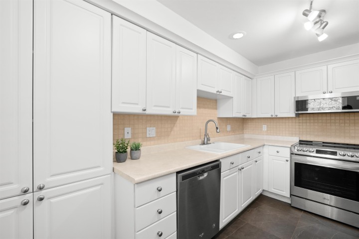 Photo 9 at 204 - 1528 Bowser Avenue, Norgate, North Vancouver