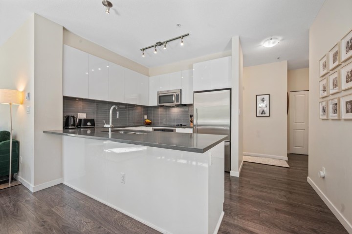 Photo 10 at 206 - 2665 Mountain Highway, Lynn Valley, North Vancouver