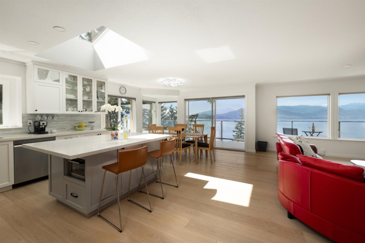 Photo 1 at 250 Kelvin Grove Way, Lions Bay, West Vancouver