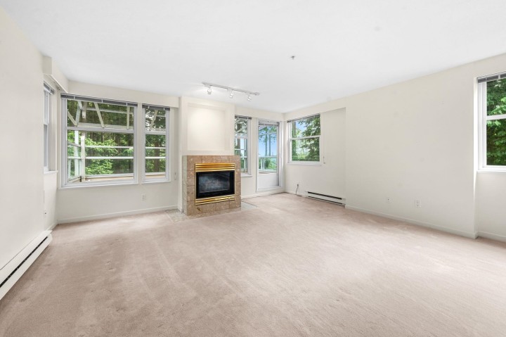 Photo 4 at 13 - 2425 Edgemont Boulevard, Mosquito Creek, North Vancouver