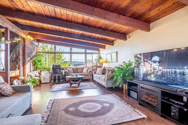 Photo 2 at 622 Croydon Place, Upper Delbrook, North Vancouver