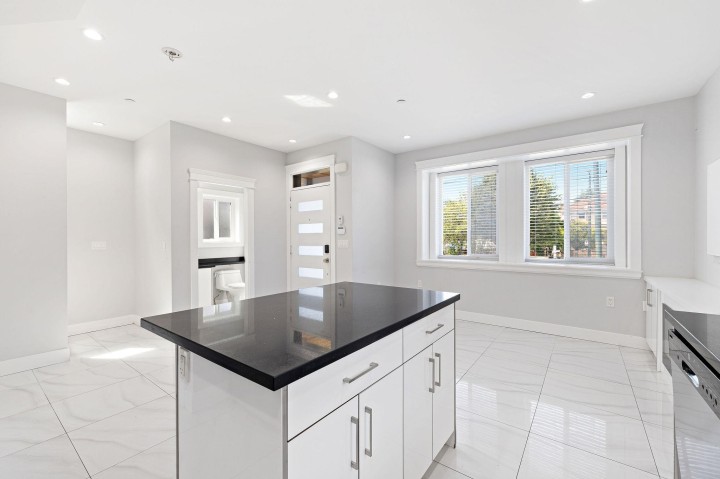 Photo 6 at 1 - 2430 E 41 Avenue, Killarney VE, Vancouver East