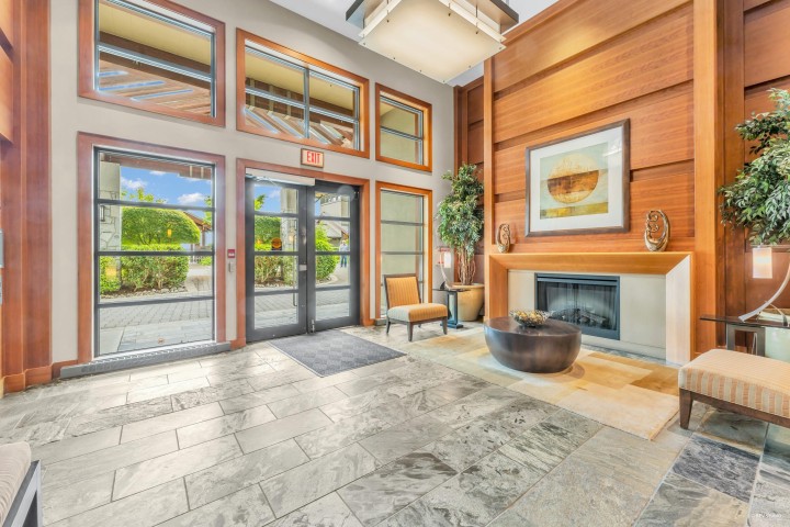 Photo 2 at 401 - 3315 Cypress Place, Cypress Park Estates, West Vancouver