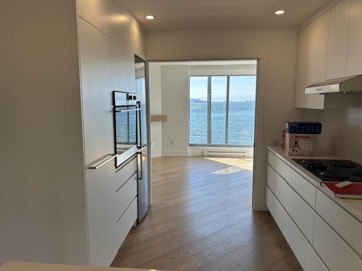 Photo 16 at 203 - 2190 Argyle Avenue, Dundarave, West Vancouver