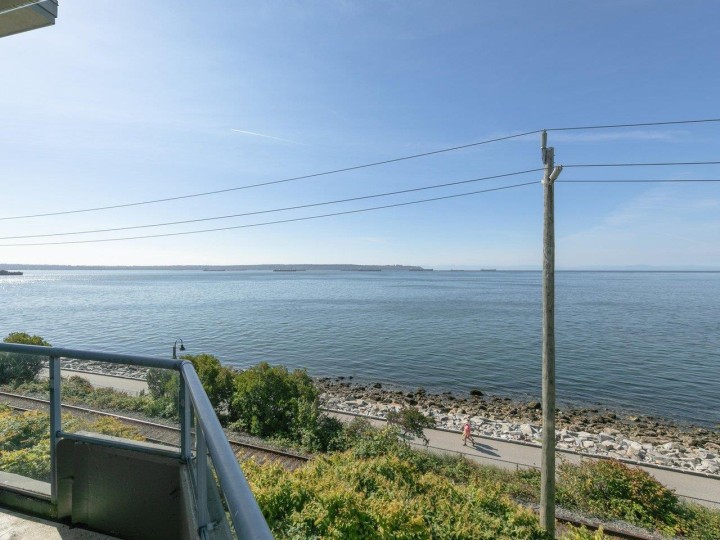 Photo 4 at 203 - 2190 Argyle Avenue, Dundarave, West Vancouver